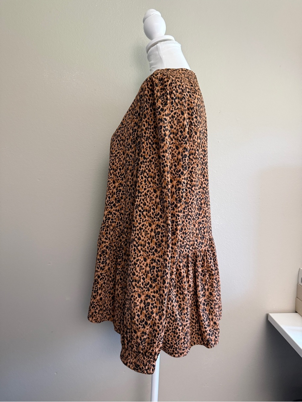 Tuckernuck Pomander Place Leopard Carlota Peplum Blouse Large - Picture 7 of 14